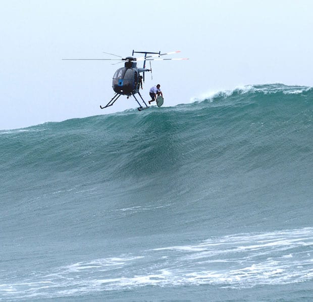 Der Surfer Nathan Fletcher springt aus dem Helikopter in die Welle.